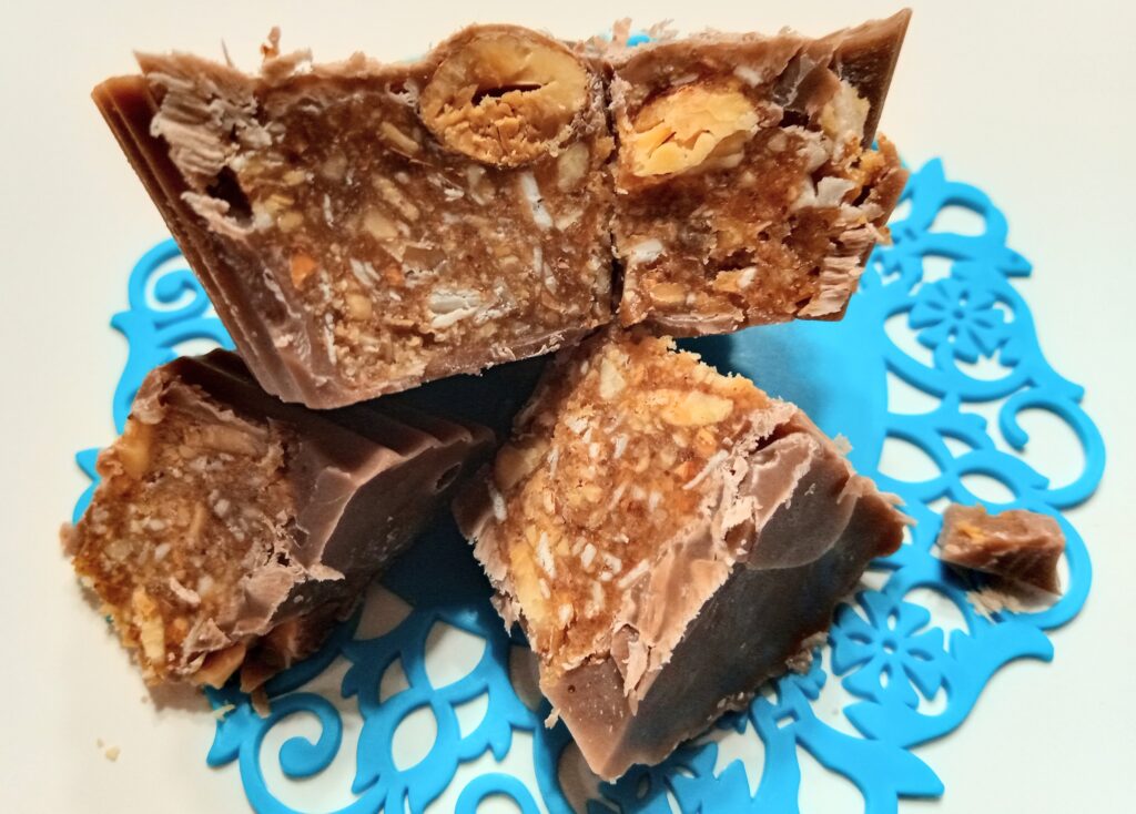 Carob Almond Buttercup (sliced)